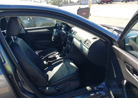 2012 Volkswagen Passat 2.5L Se z USA, uszkodzony, nr VIN 1VWBP7A31CC063601